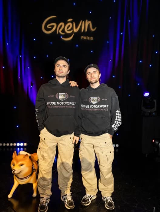 Squeezie avec sa statue du musée Grévin