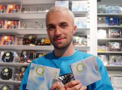 Squeezie avec son album Oxyz dans les mains